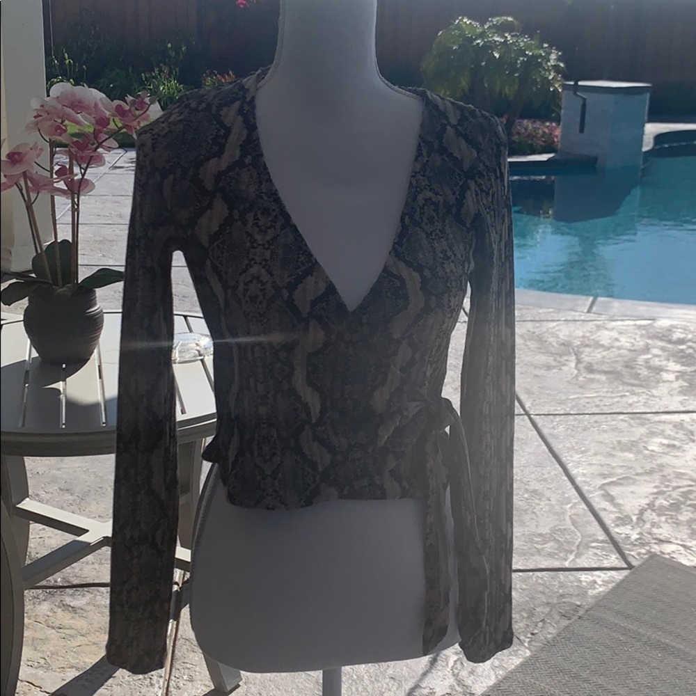 💎NWT SNAKE PRINT SMALL BLOUSE 🌈